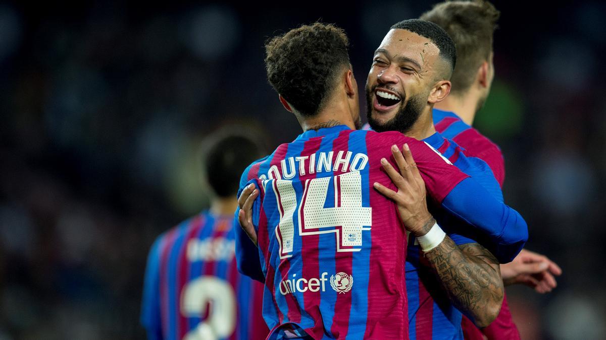 Memphis (8 goles) felicita a Coutinho (2) en el Barça-Valencia.