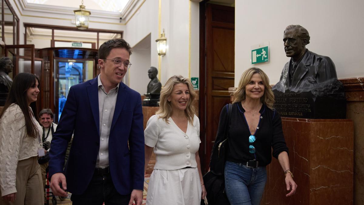 Yolanda Díaz junto a Iñigo Errejón, en los pasillos del Congreso.