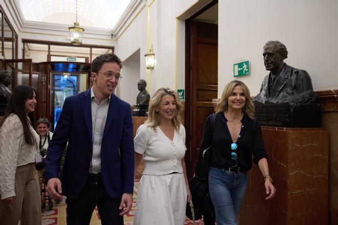 La vicepresidenta segunda y ministra de Trabajo y Economía Social, Yolanda Díaz (c), y el líder de Más País, Iñigo Errejón (i), durante una sesión plenaria en el Congreso de los Diputados, a 9 de abril de 2024, en Madrid (España). El Congreso debate este martes 9 de abril la toma en consideración de la Iniciativa Legislativa Popular (ILP) para la regularización extraordinaria de 500.000 extranjeros. Cientos de ONG se unieron en el proyecto Esenciales para reclamar una regularización extraordinaria de aquellos extranjeros en situación administrativa irregular que estuvieran residiendo en España antes del 1 de noviembre de 2021 y reunieron más de 700.000 firmas. La iniciativa cuenta con el apoyo de PSOE, ERC, Bildu, BNG, PNV y Sumar y la oposición de PP y Vox. 09 ABRIL 2024;PLENO;CONGRESO;SESIÓN PLENARIA; Jesús Hellín / Europa Press 09/04/2024 / IÑIGO ERREJÓN;YOLANDA DÍAZ;Jesús Hellín;category_code_new