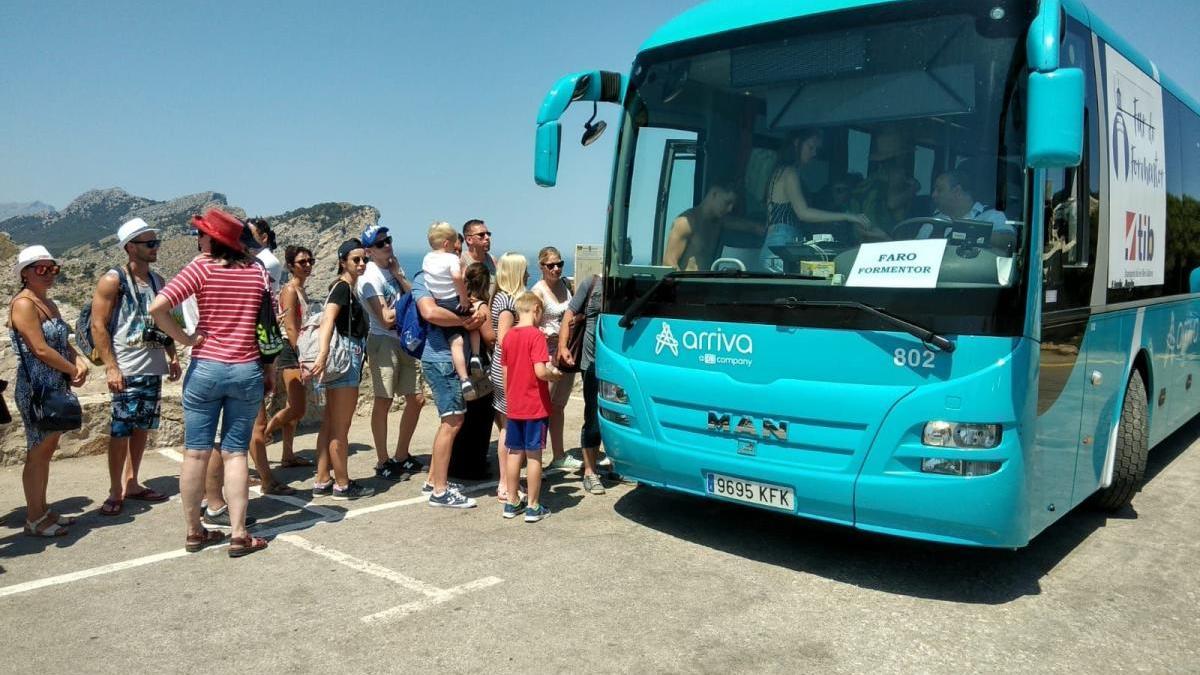 Imagen de los buses lanzadera habilitados por el Govern para acceder al faro de Formentor.