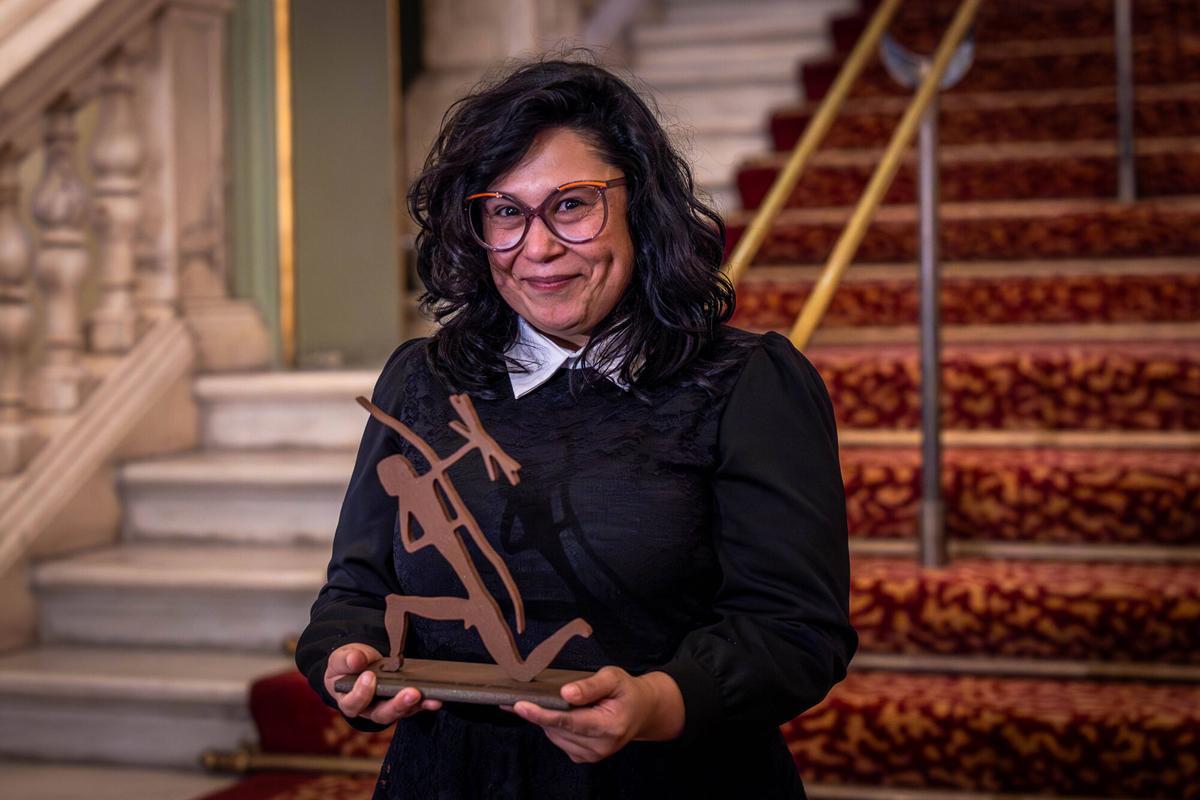 Elma Correa, premio Biblioteca Breve, posa con el galardón en el Liceu.