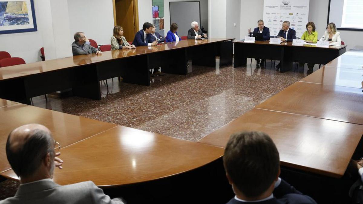La conselleira Ángeles Vázquez y el líder de la CEP, Jorge Cebreiros, presidieron la jornada en la sede de la patronal.   | // A. VILLAR