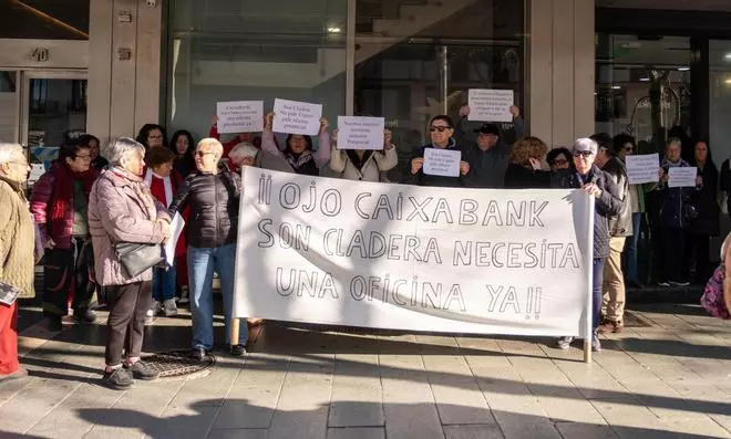 Protesta de los vecinos de Son Cladera por el cierre de la última oficina bancaria