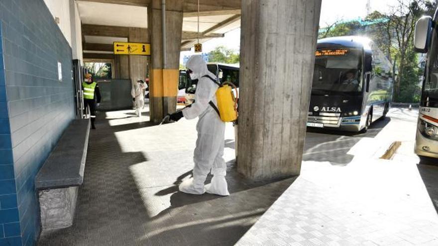 Coronavirus en Pontevedra: la UME desinfecta plazas la estación de autobuses