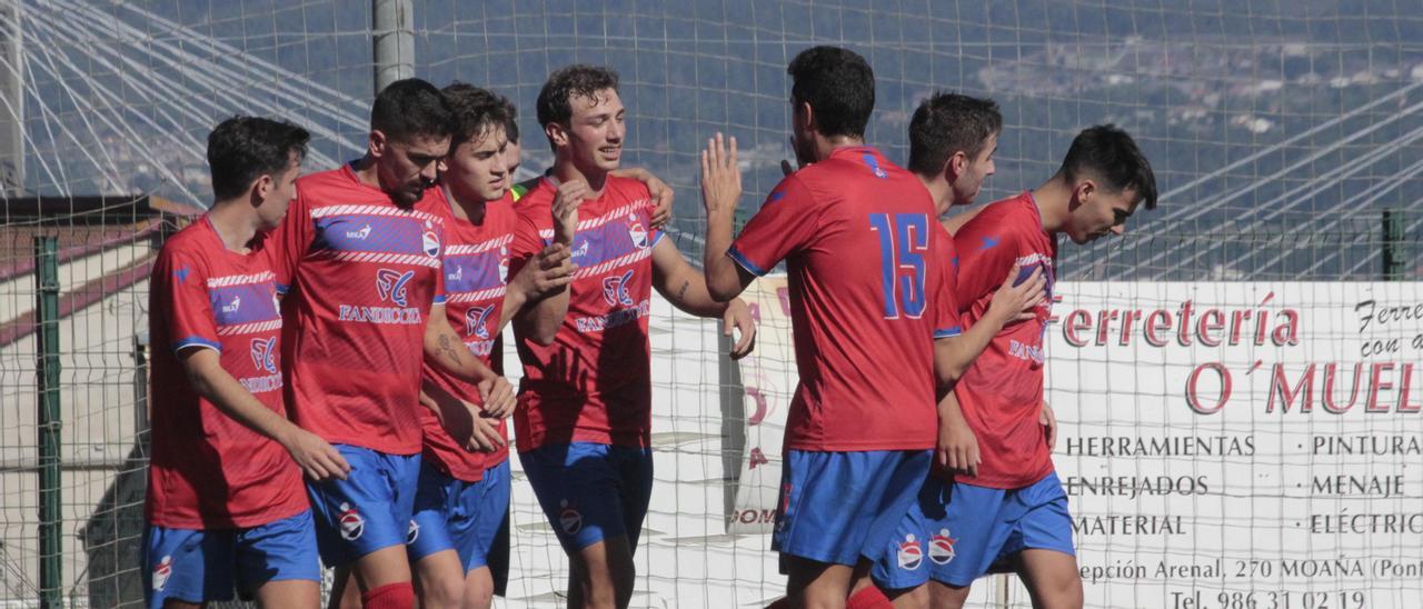 Futbolistas del Domaio celebran un gol en esta temporada.