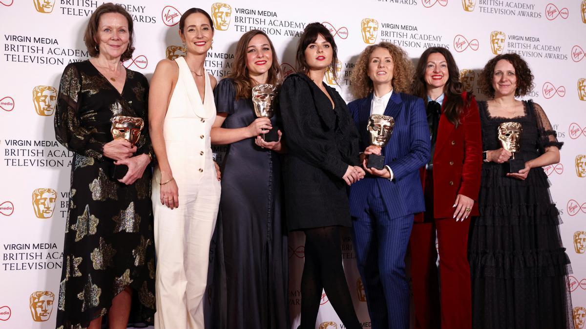 El equipo de 'In My Skin' posa con su premio en la ceremonia de los BAFTA.
