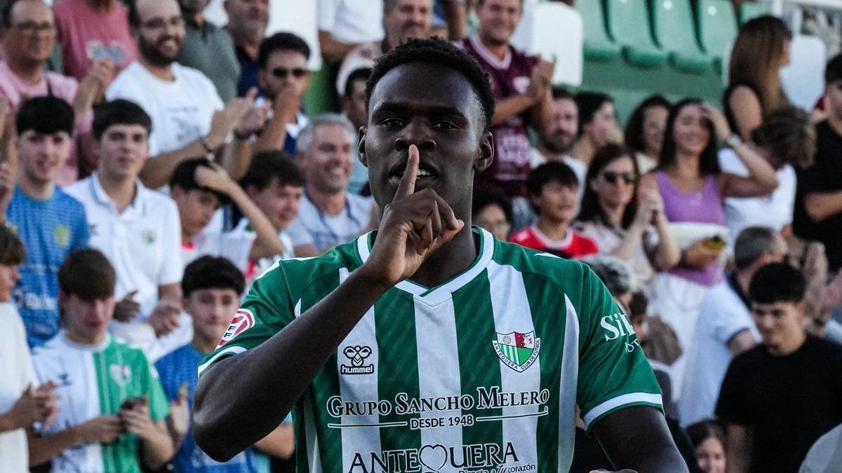 Destiny celebra el primer gol local.