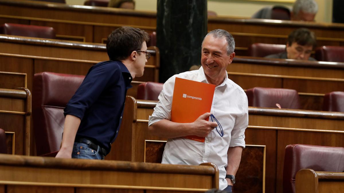 Íñigo Errejón (Mas País) y Joan Baldoví dialogan en el Congreso de los Diputados, en una imagen de archivo