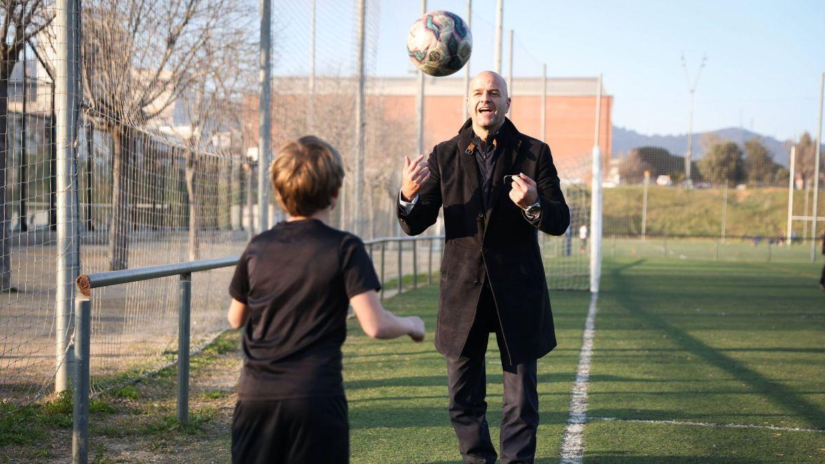 Vilajoana pelotea con su hijo Luca antes de iniciar el entrenamiento