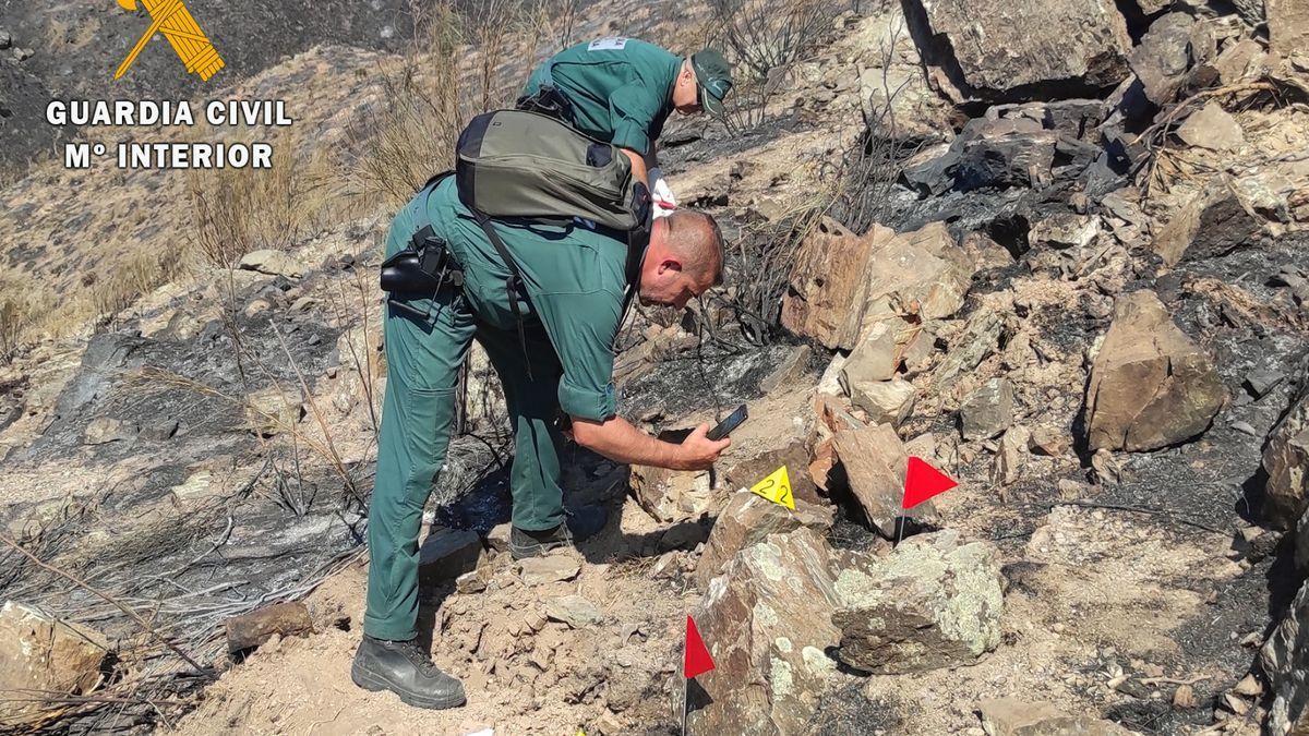 Agentes de la Guardia Civil, recogiendo pruebas sobre el terreno para averiguar el origen del fuego del incendio de Ateca.