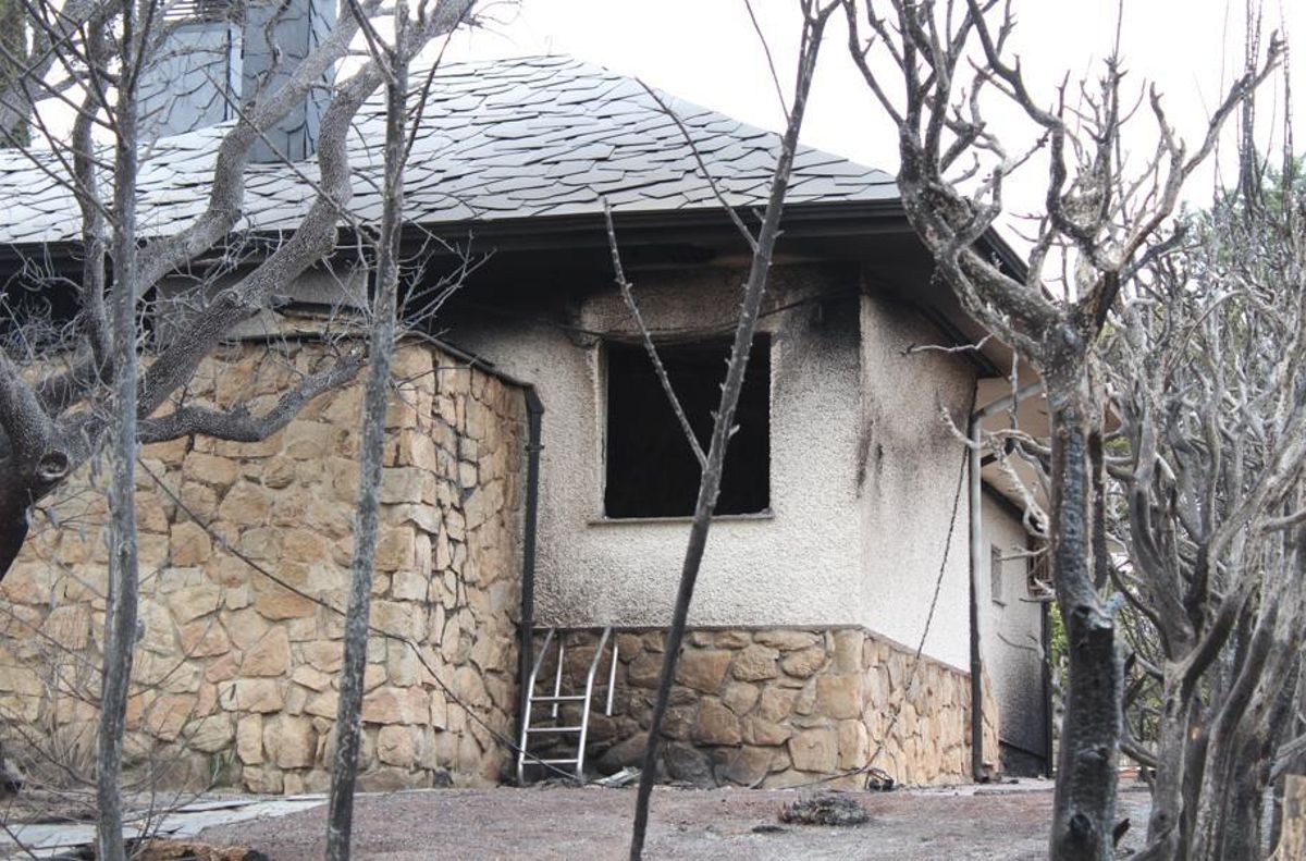 El incendio llegó hasta el interior de algunas viviendas.