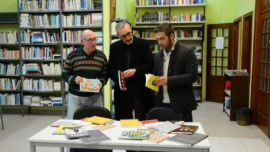 El bibliotecario de Bueu, José Ramón Núñez;el edil de Cultura, Carlos Eirea, y el diputado Xosé Leal, ayer en Bueu. // G.Núñez