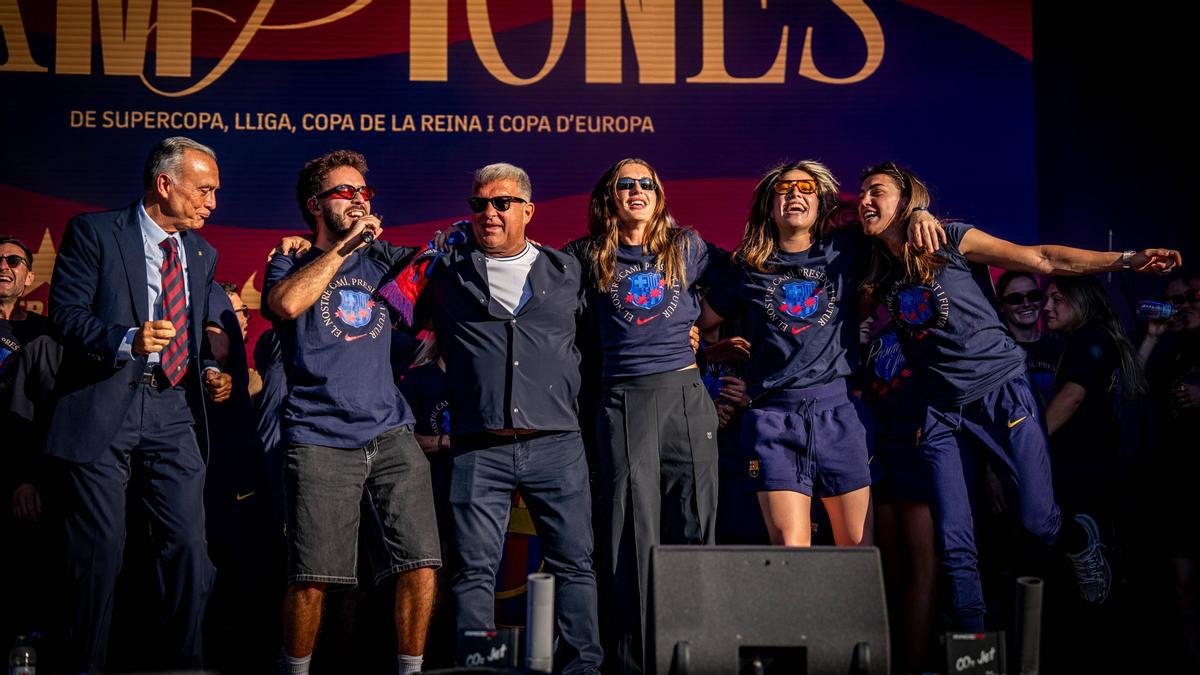 El Barcelona femenino celebra los títulos de la temporada con la afición un día después del ganar su cuarta Champions.