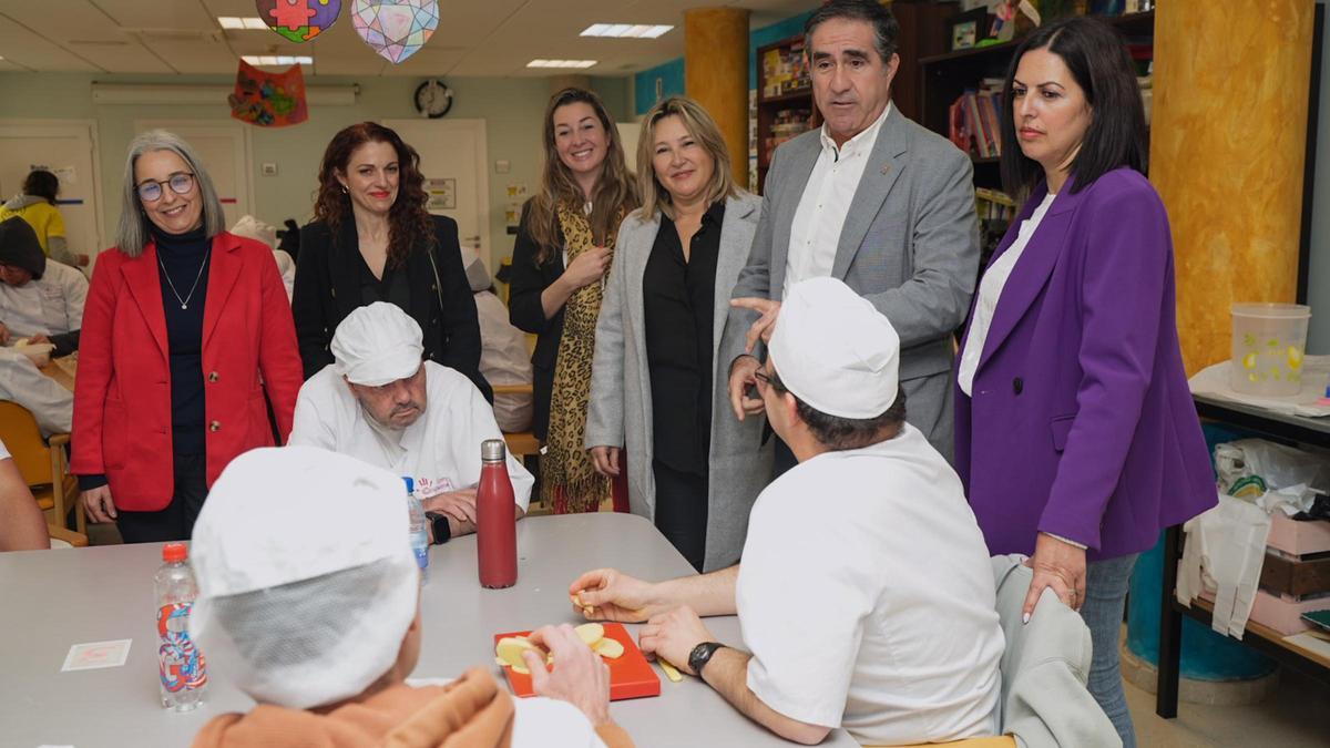 La alcaldesa Davinia Falcón junto a Francis Candil y su equipo en la visita ayer al Centro Ocupacional del municipio.