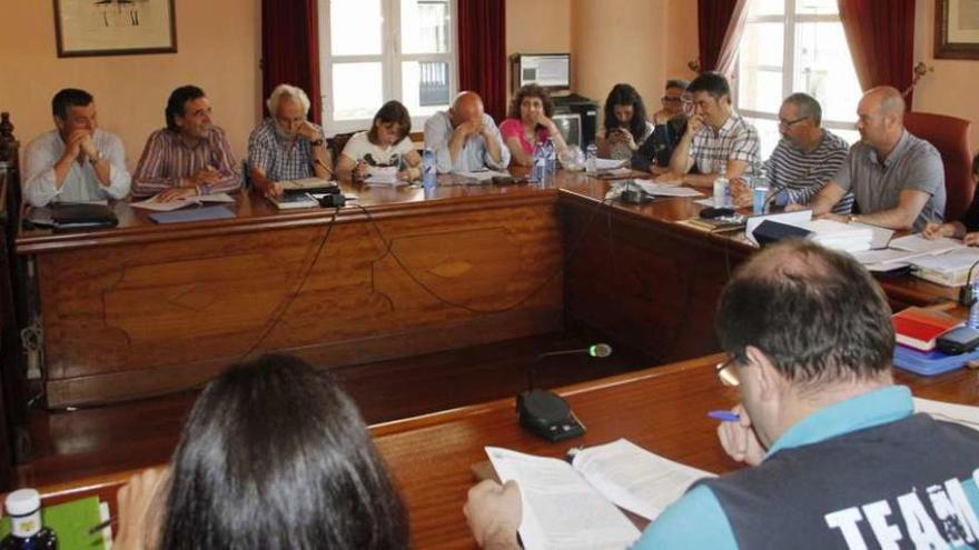 Un momento de la sesión plenaria de ayer en el Concello de Bueu, en la que se debatió una moción sobre la libertad de conciencia. // S.Á.