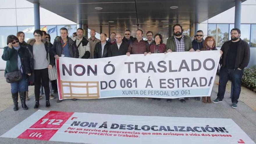 Representantes del PSOE, en el centro, junto a trabajadores, ayer, en Santiago. // Xoán Álvarez