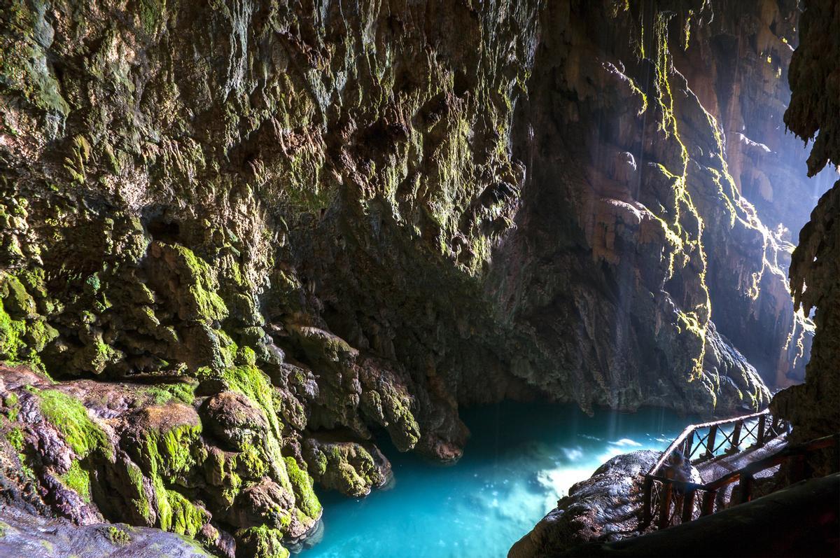 Una de las grutas del parque histórico