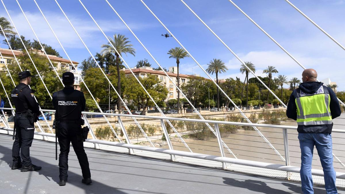 Un momento del despliegue de búsqueda, este lunes, de la persona desaparecida en el río en Murcia.
