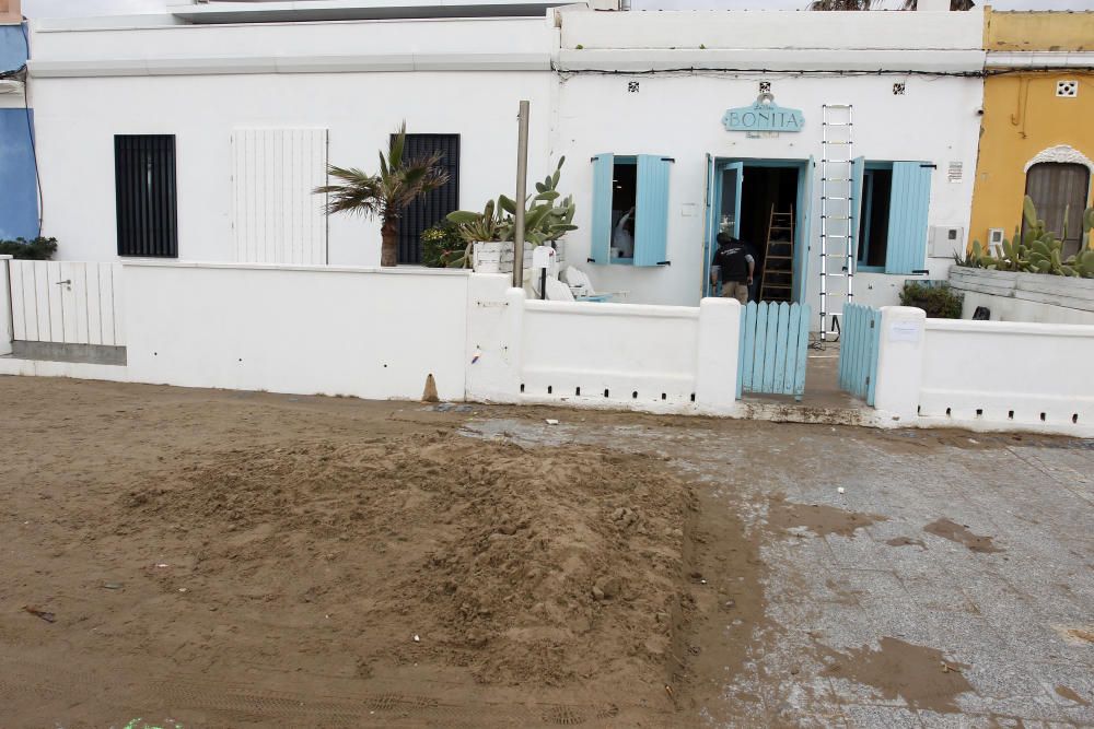 Destrozos en la playa de la Patacona