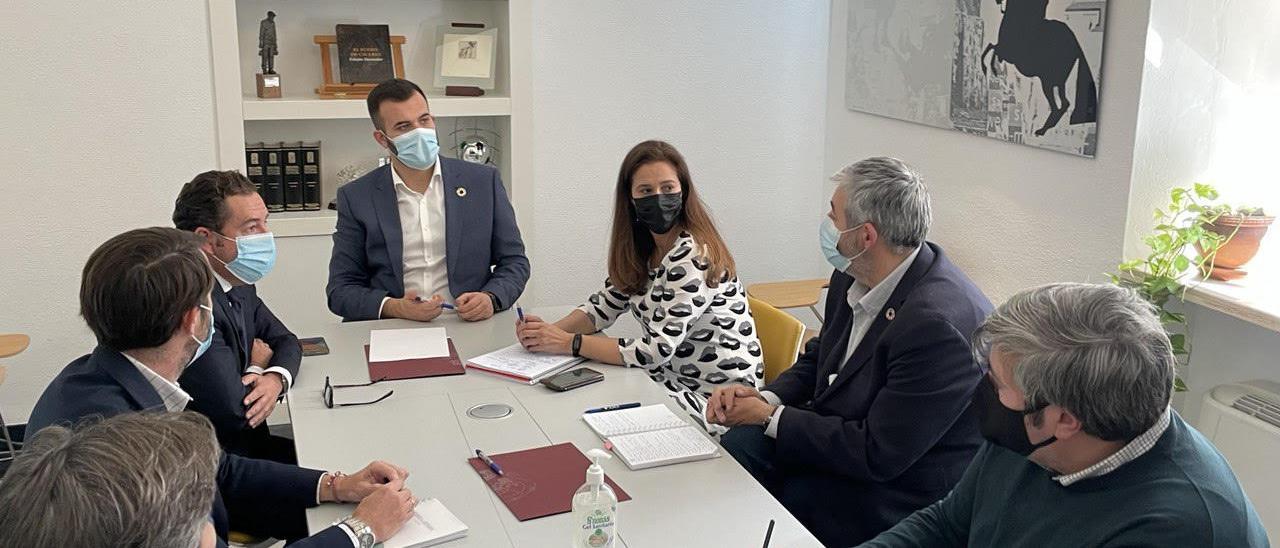 Reunión, en una foto de archivo, de promotores del proyecto y miembros del gobierno local.