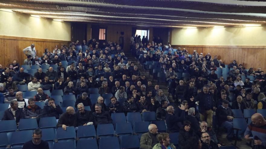 Asamblea multitudinaria de taxistas para plantar cara a Uber