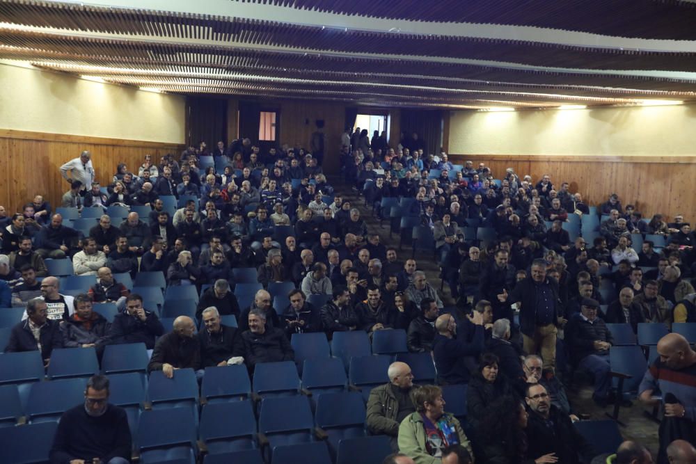 Asamblea multitudinaria de taxistas para plantar cara a Uber