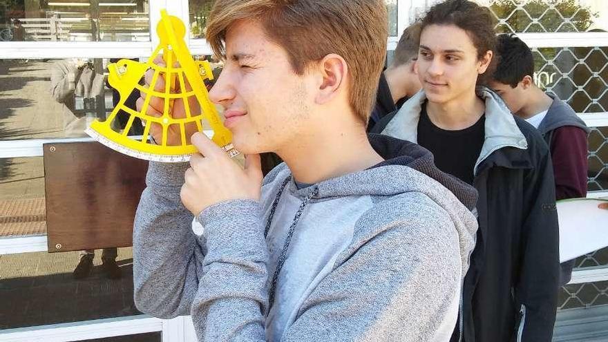 Un alumno del Sánchez Cantón, con el sextante que presentan al proyecto. // FdV