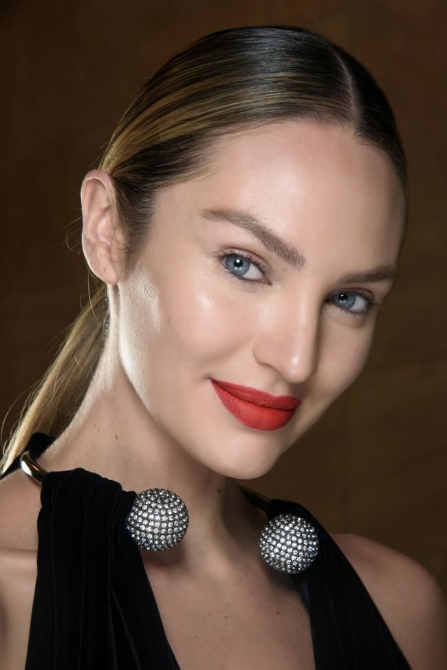 La top Candice Swanepoel con raíces morenas y puntas rubias