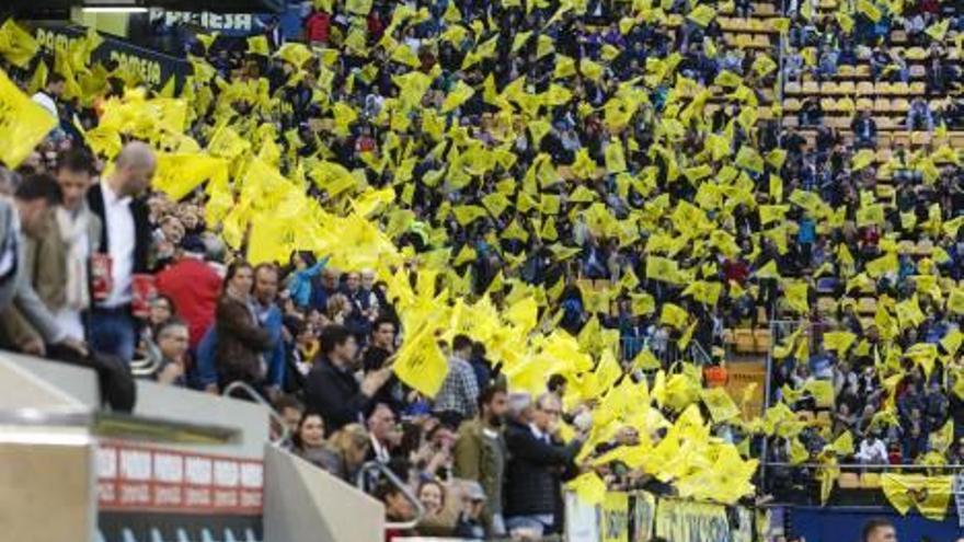 Un grupo de aficionados anima al Villarreal en el encuentro contra el Real Madrid.