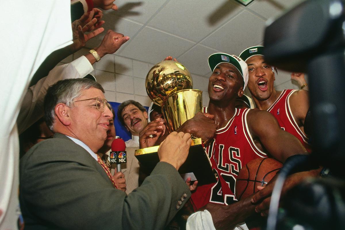 Michael Jordan y Scottie Pippen, con Phil Jackson al fondo, celebran uno de los títulos de los Bulls con la presencia del comisionado David Stern. 