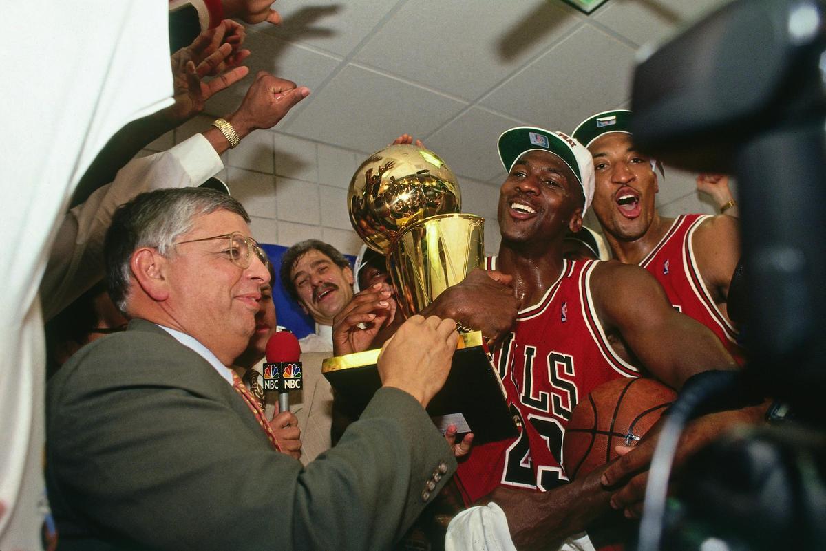 Michael Jordan y Scottie Pippen, con Phil Jackson al fondo, celebran uno de los títulos de los Bulls con la presencia del comisionado David Stern. 