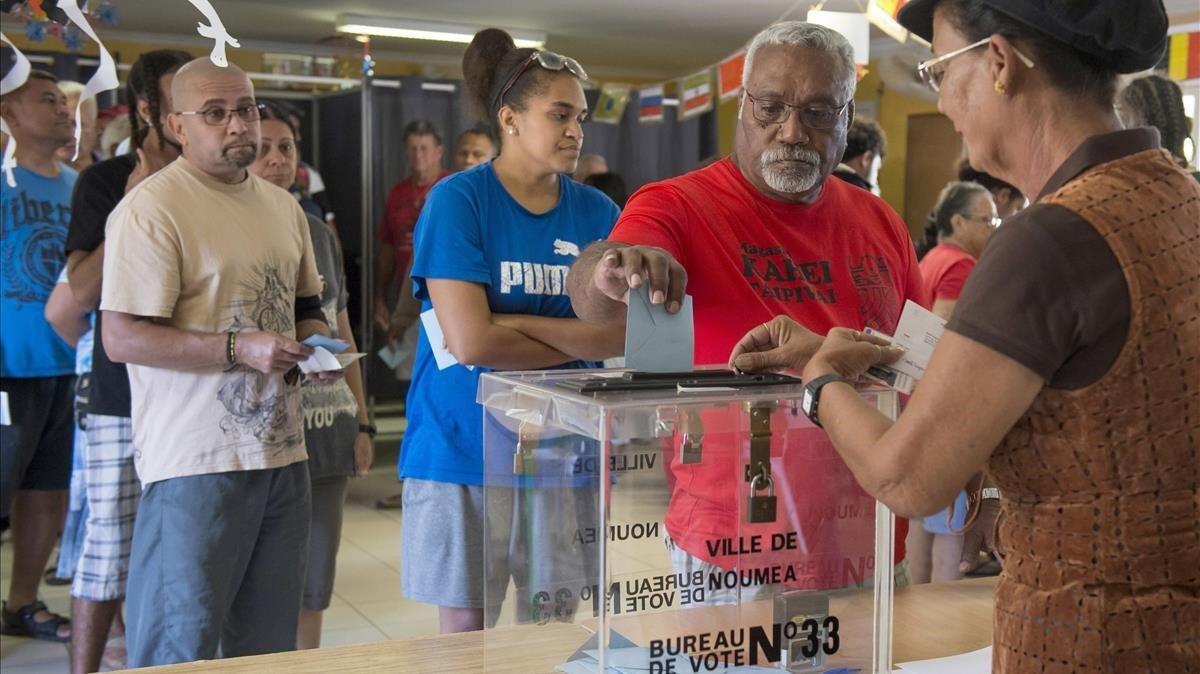 Gente votando en Noumea, en Nueva Caledonia, este domingo.