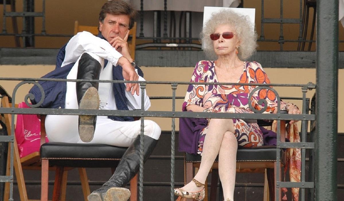 Cayetano Martínez de Irujo con su madre, Cayetana Fitz-James Stuart, duquesa de Alba.