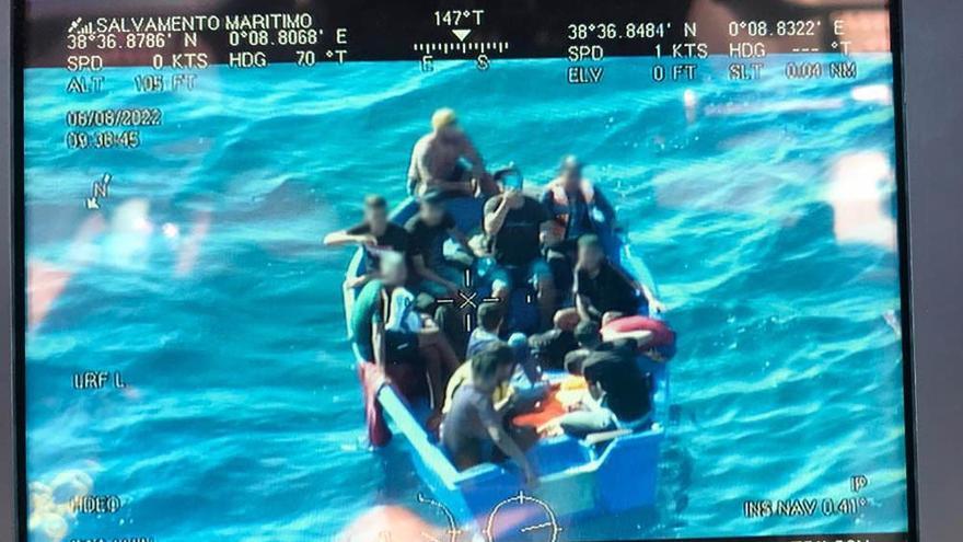 Rescatan a 13 migrantes de una patera a la deriva en aguas de Calp
