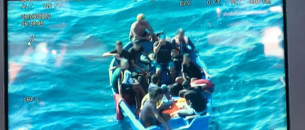 Els migrants, en la pastera amb la qual pretenien arribar a terra