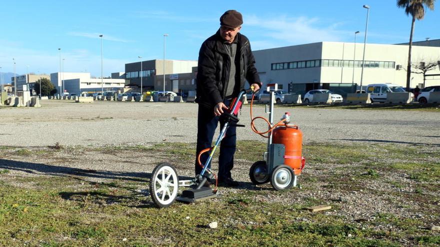 Figueres busca sistemes alternatius per matar les males herbes