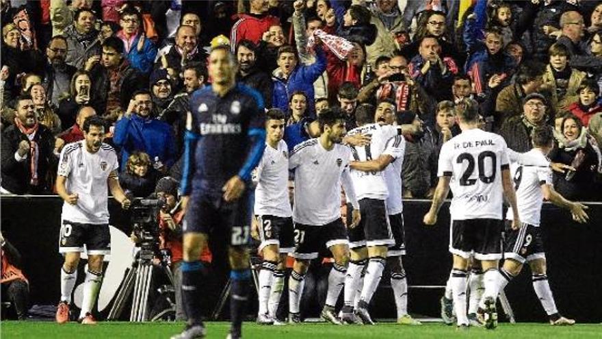 Els jugadors del València celebren el primer gol del seu equip, obra de Parejo.