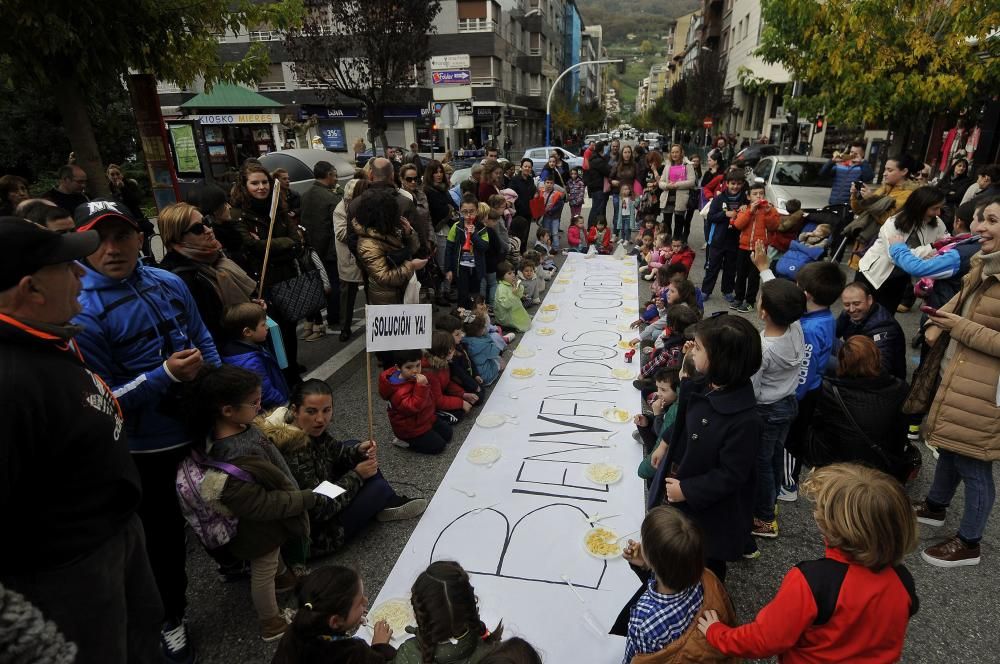 Protesta padres de alumnos de los colegios Liceo-Aniceto Sela