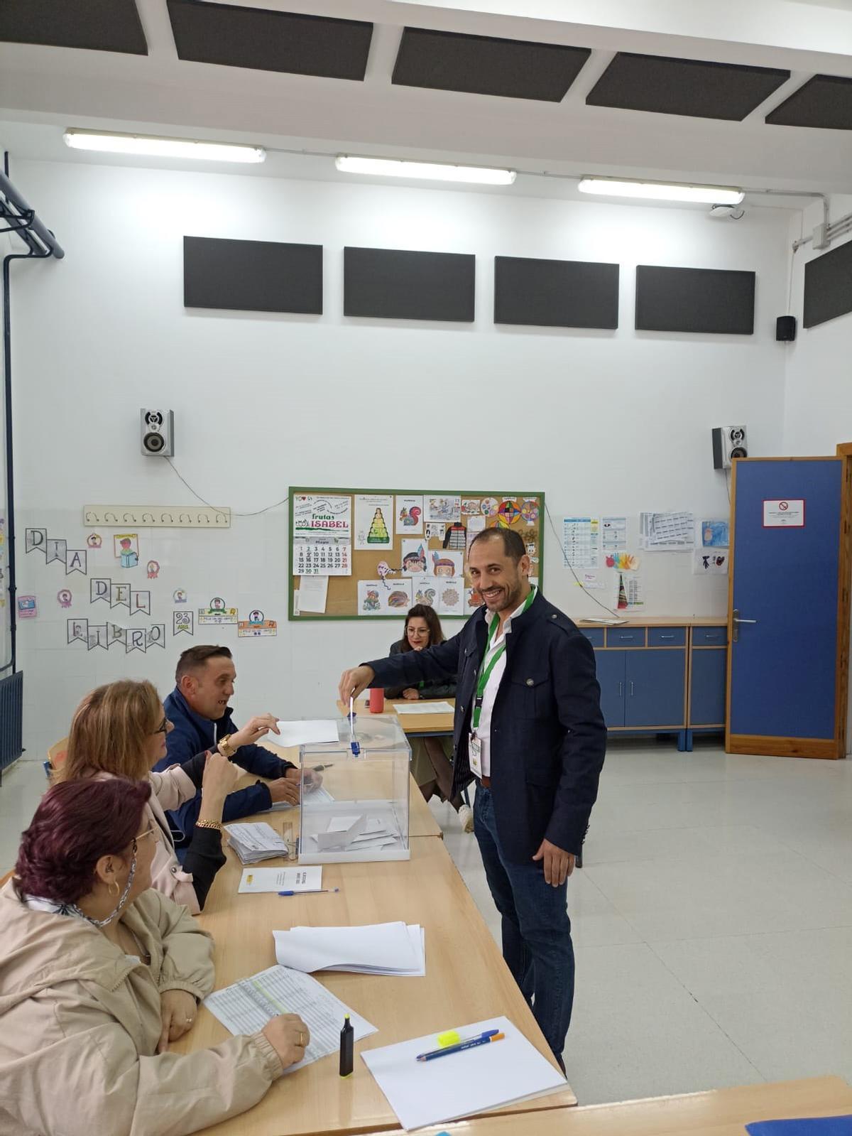 El coordinador provincial de IU en Córdoba, Sebastián Pérez, al ejercer su derecho al voto en el CEIP Maestro Jurado.
