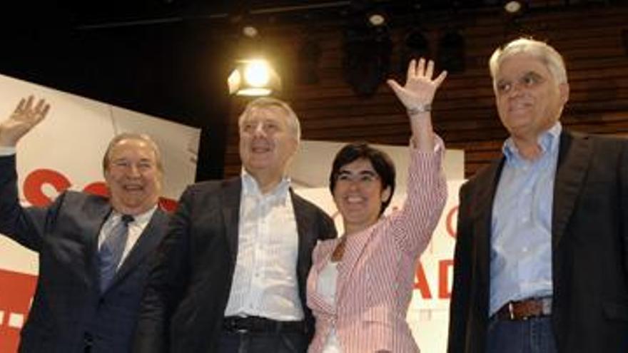 De izquierda a derecha, Jerónimo Saavedra, José Blanco, Carolina Darias y José Miguel Pérez, antes de iniciarse el mitin de ayer en el auditorio Alfredo Kraus. i ANDRÉS CRUZ