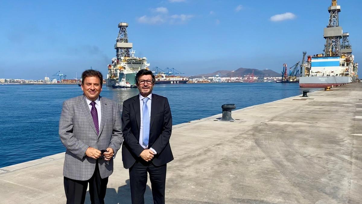 Luis Ibarra y Álvaro Rodríguez Dapena, este mertes en el muelle Reina Sofía del Puerto de Las Palmas.