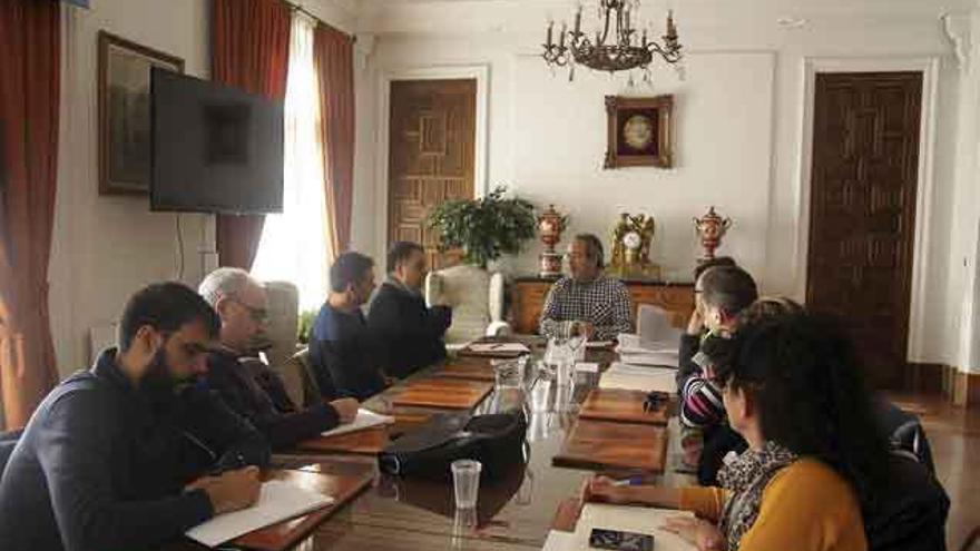 Mesa del diálogo social reunida ayer en el Ayuntamiento.