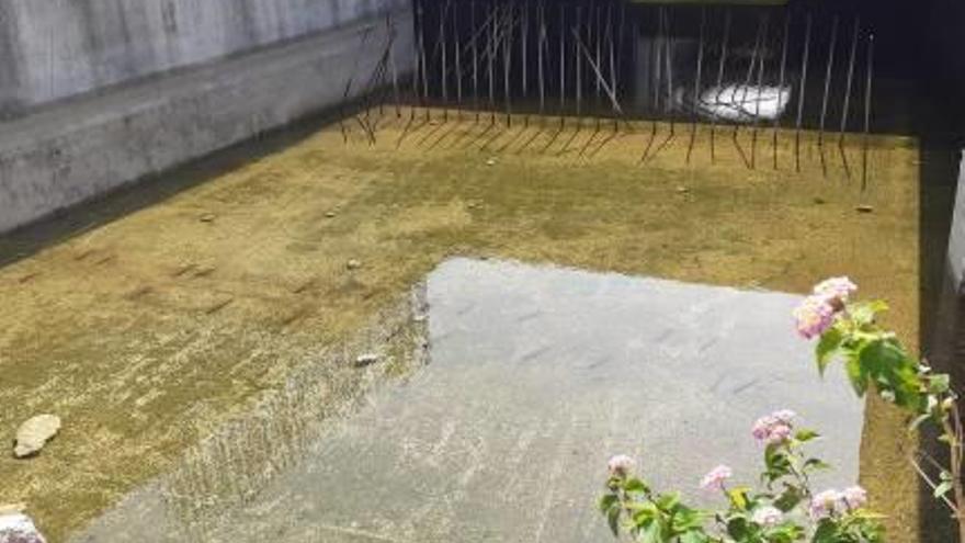 Agua de lluvia acumulada en el solar del Ecuménico.