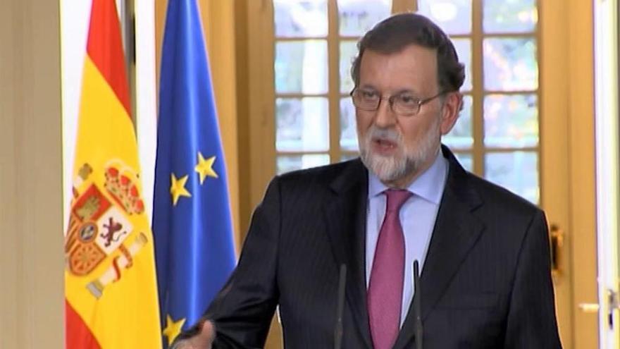 Rajoy considera "absurda" la posible investidura de Puigdemont