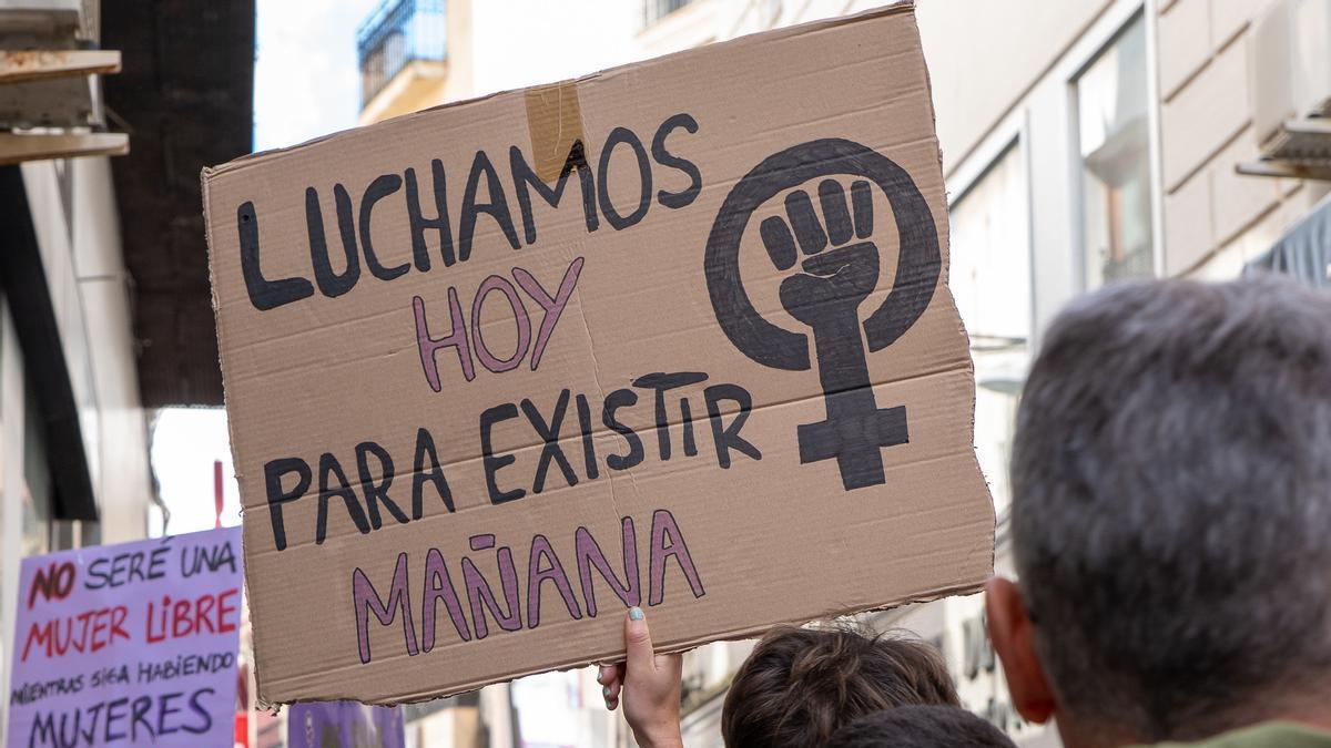 Imagen del último 8M en Extremadura. El PSOE considera preocupante cualquier intento de sustituir un modelo basado en la autonomía de las mujeres por otro que condicione sus decisiones.