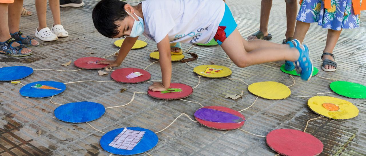 Niños jugando en la escuela de verano