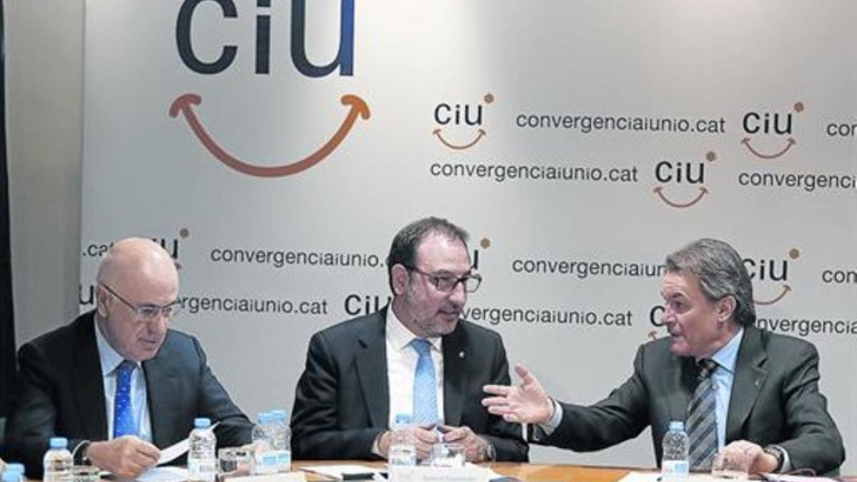 Josep Antoni Duran Lleida, Ramon Espadaler y Artur Mas, ayer, durante la reunión de la ejecutiva conjunta de CiU, en la sede de Unió.