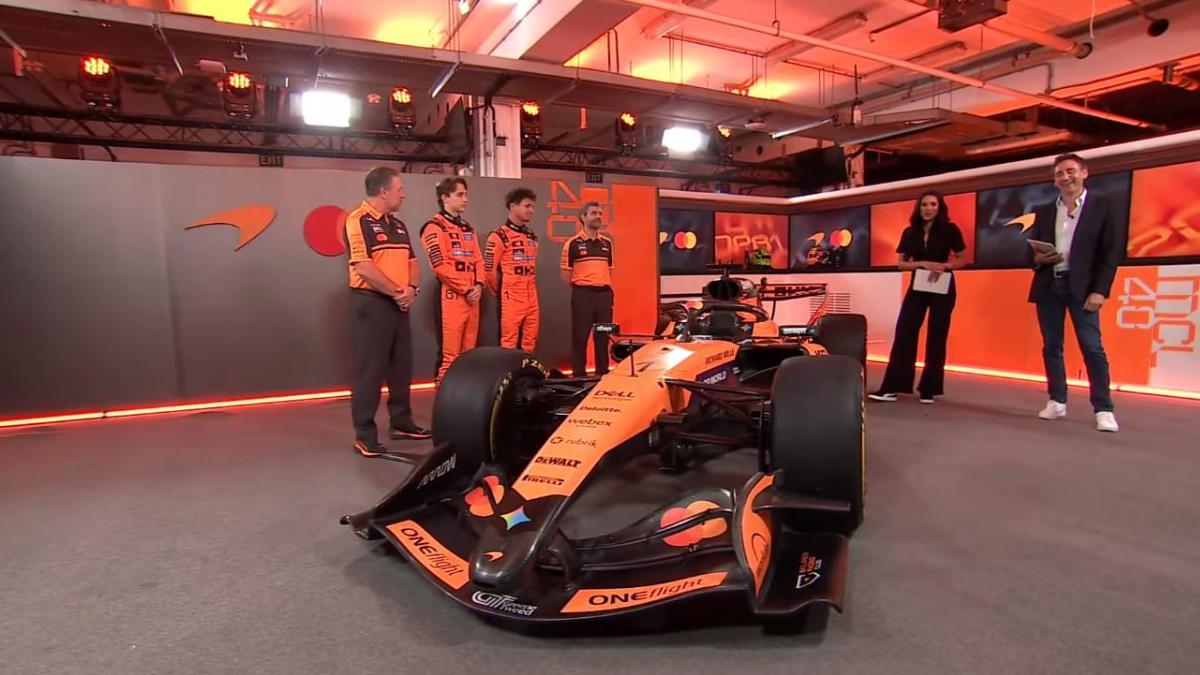 Zak Brown, Piastri, Norris y Stella han desvelado el nuevo MCL40 en Bahrein