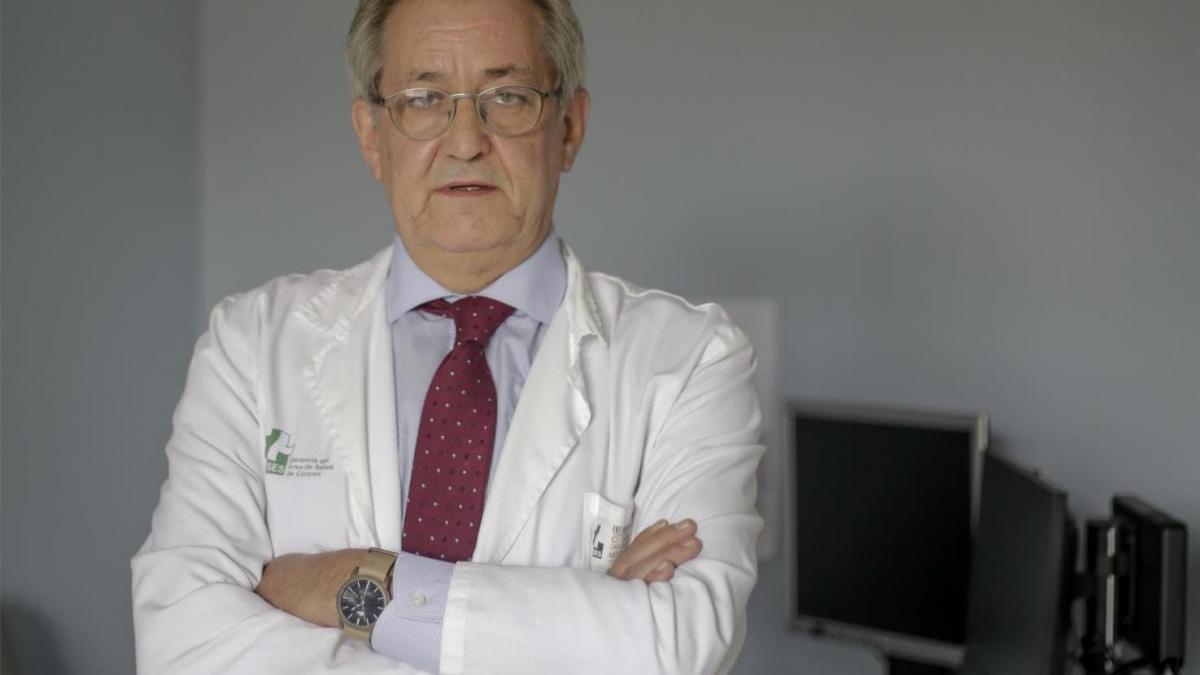 El jefe de Medicina Interna, Carlos Martín: «Este año no habría hecho navidades»