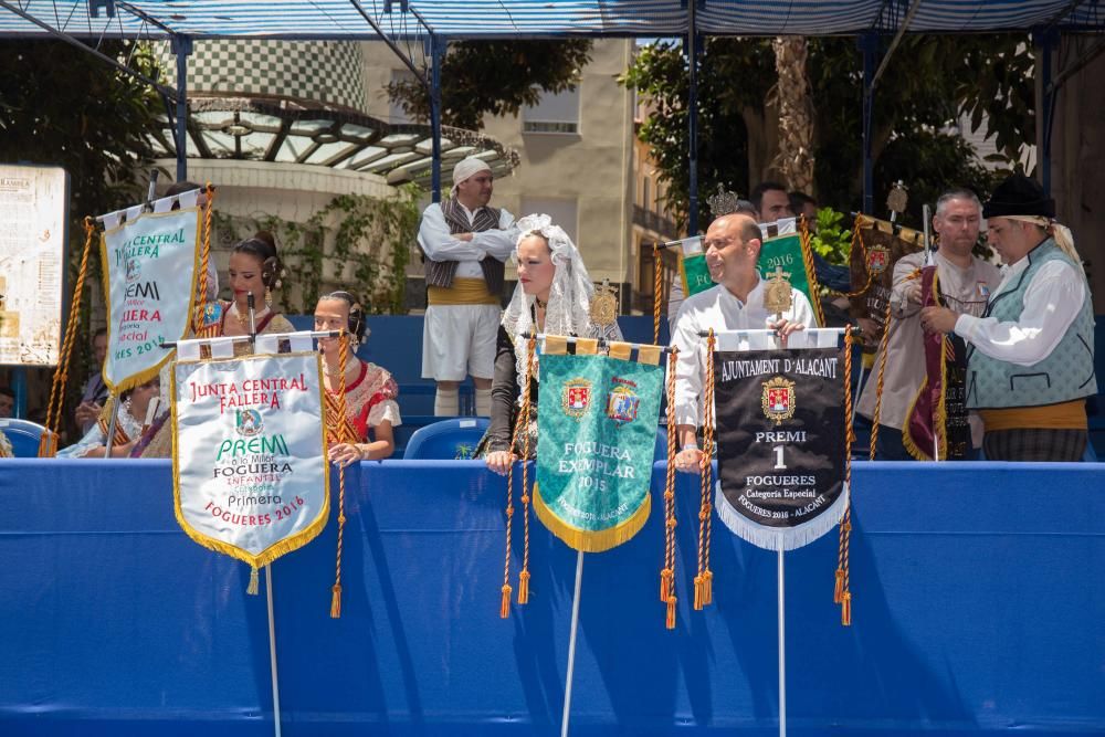 El Desfile de Entrega de Premios culmina con la entrega de más de 600 galardones a hogueras y barracas